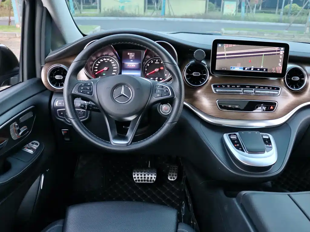 Mercedes-Benz V-Class 2023 — фото 13