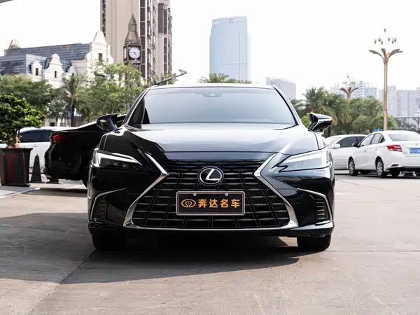 Lexus ES 2025