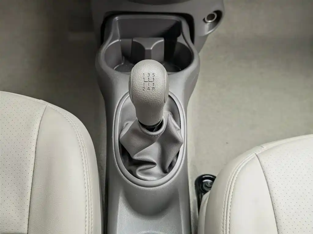 Nissan Sunny 2017 — фото 13