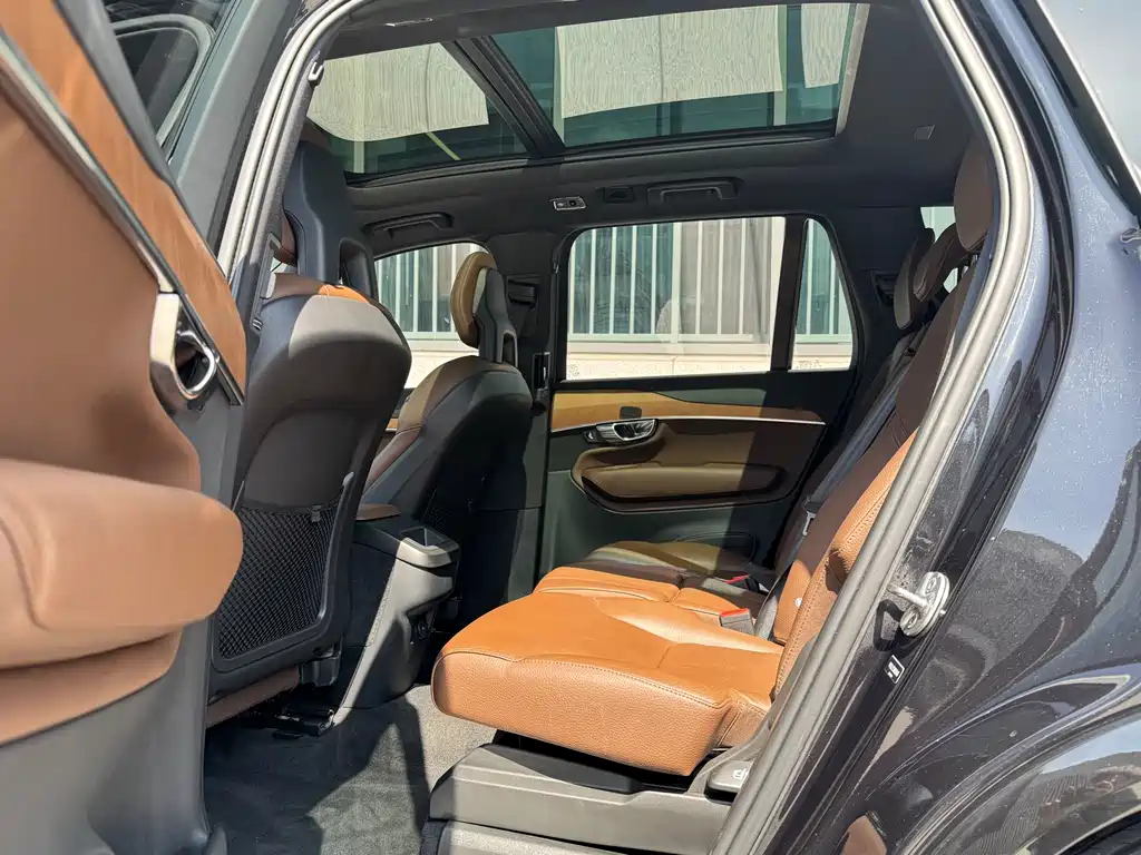 Volvo XC90 2022 — фото 17