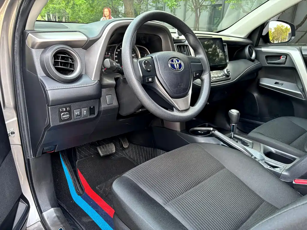 Toyota RAV4 2019 — фото 12