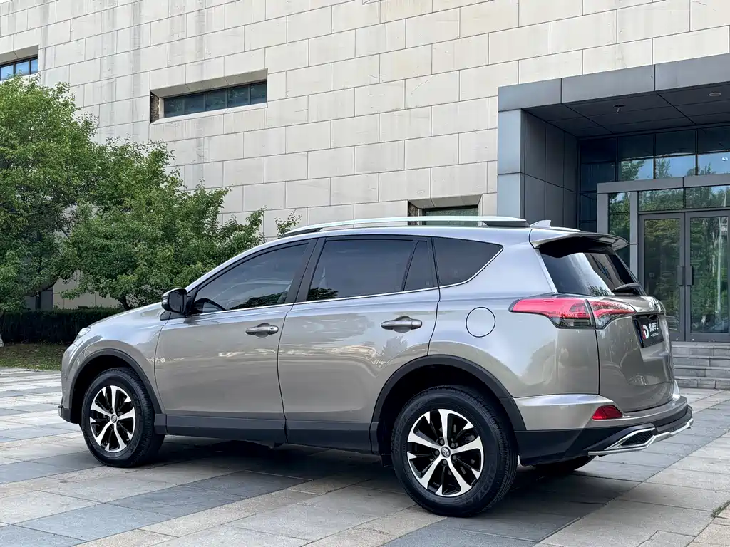 Toyota RAV4 2019 — фото 6