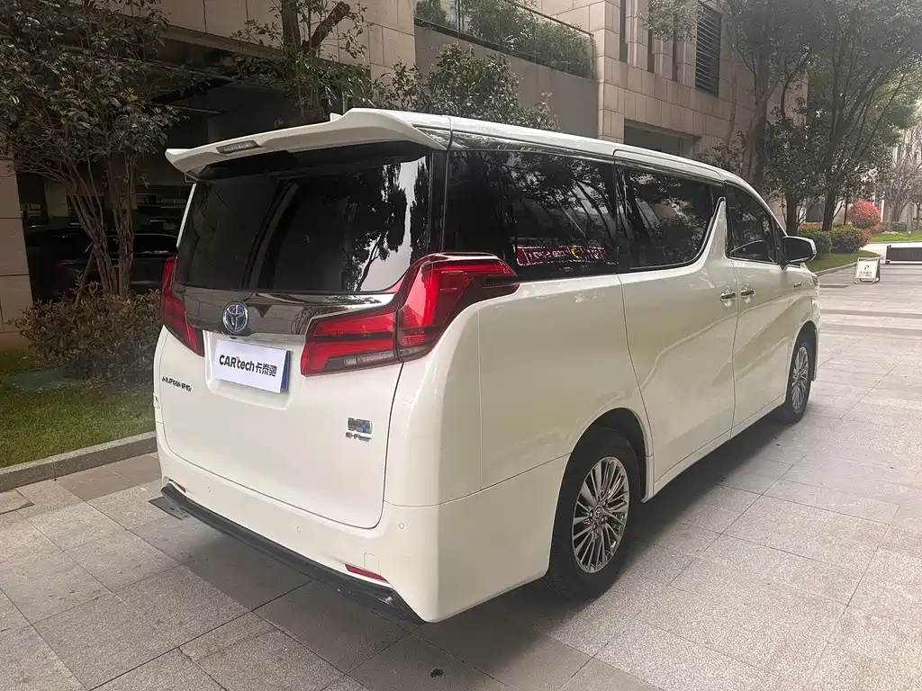Toyota Alphard 2022 — фото 13