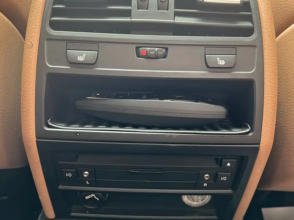BMW 7 Series 2010 — фото 11