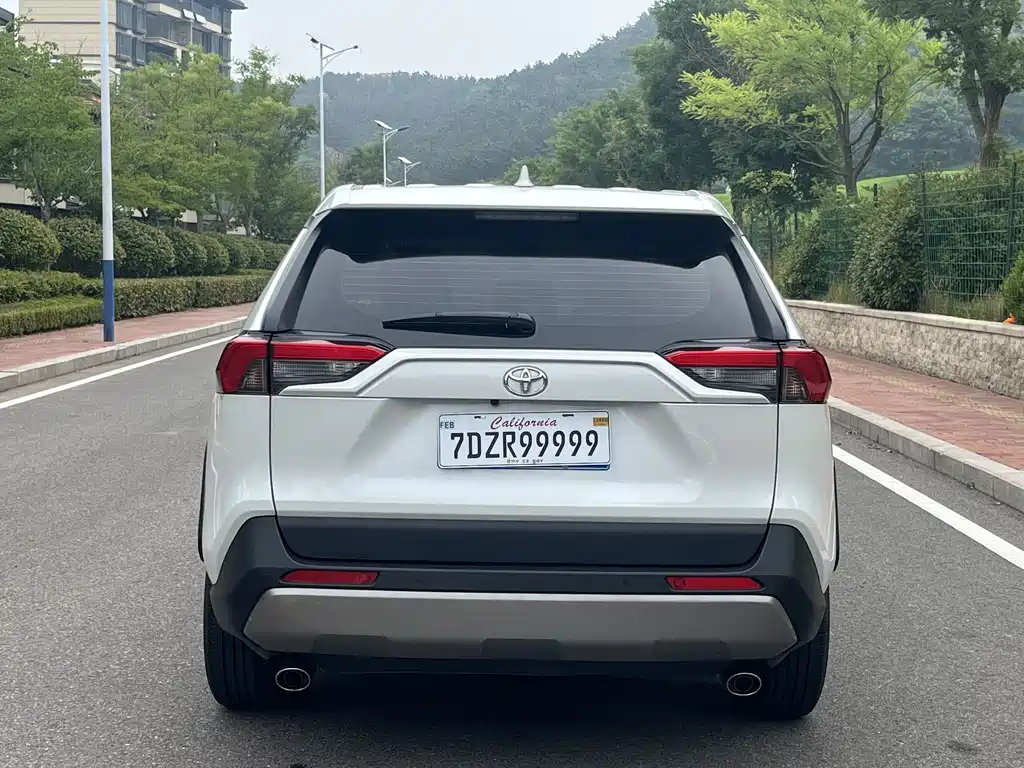 Toyota RAV4 2024 — фото 13