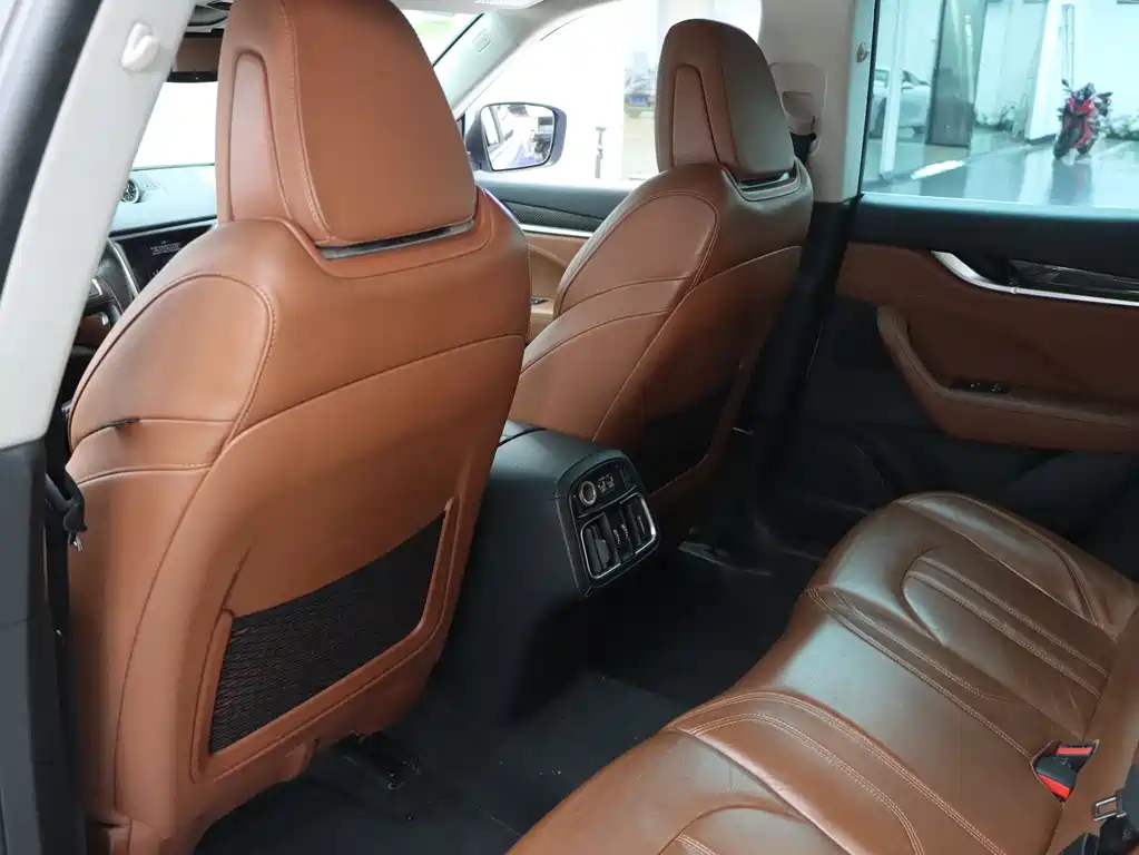 Maserati Levante 2017 — фото 24