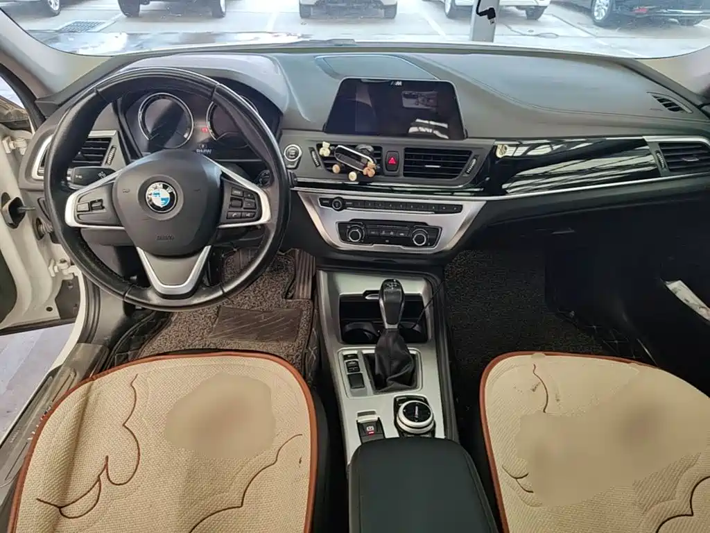 BMW 1 Series 2018 — фото 10