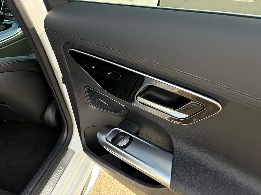 Mercedes-Benz C-Class 2025 — фото 15