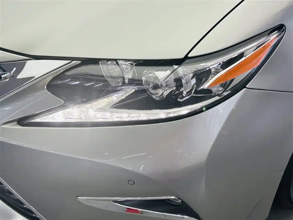 Lexus ES 2017 — фото 11