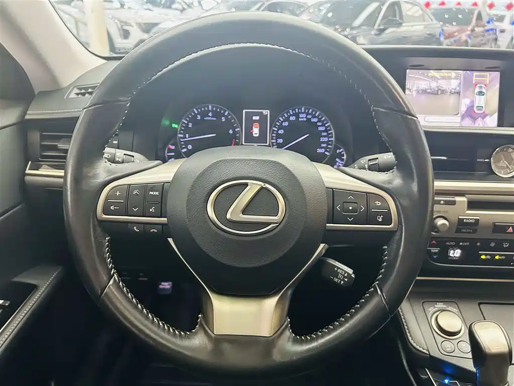 Lexus ES 2017 — фото 15