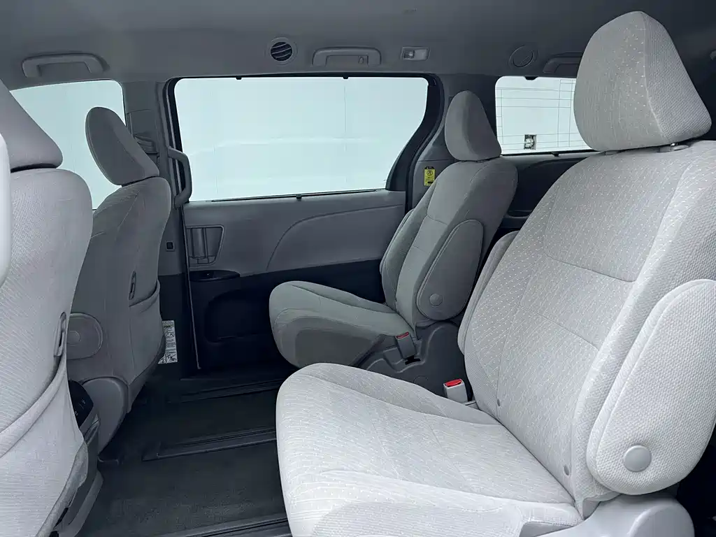 Toyota Sienna 2019 — фото 20