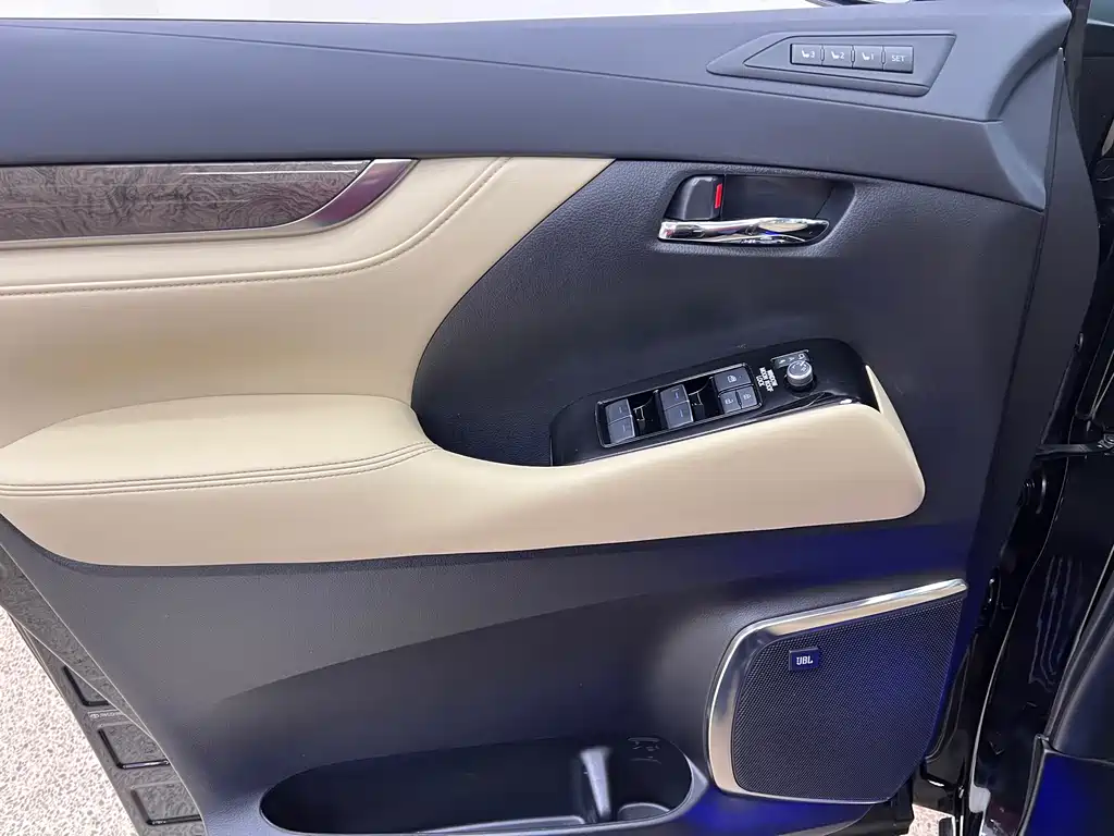 Toyota Vellfire 2022 — фото 12