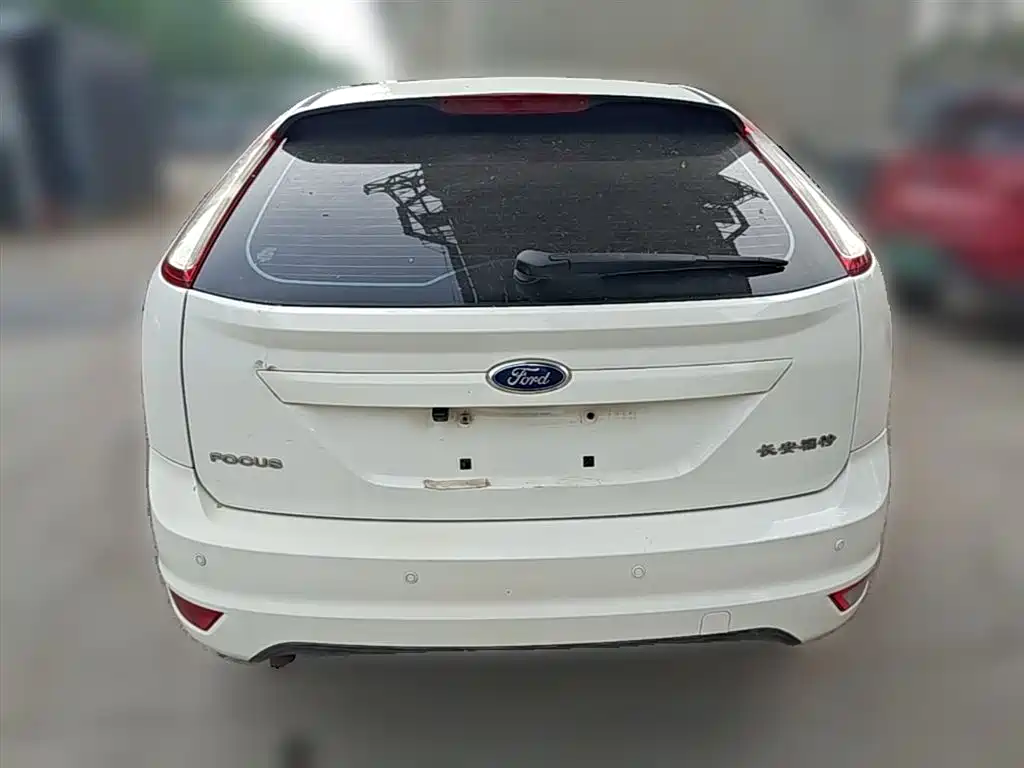 Ford Focus 2014 — фото 10