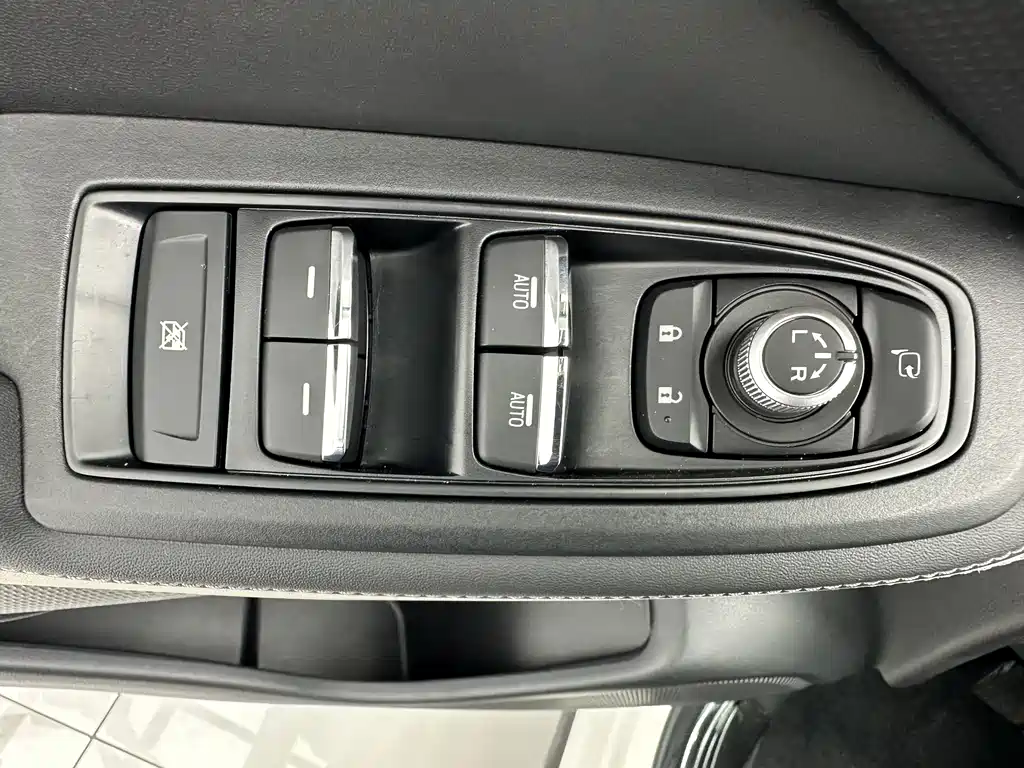 Subaru Forester 2023 — фото 12