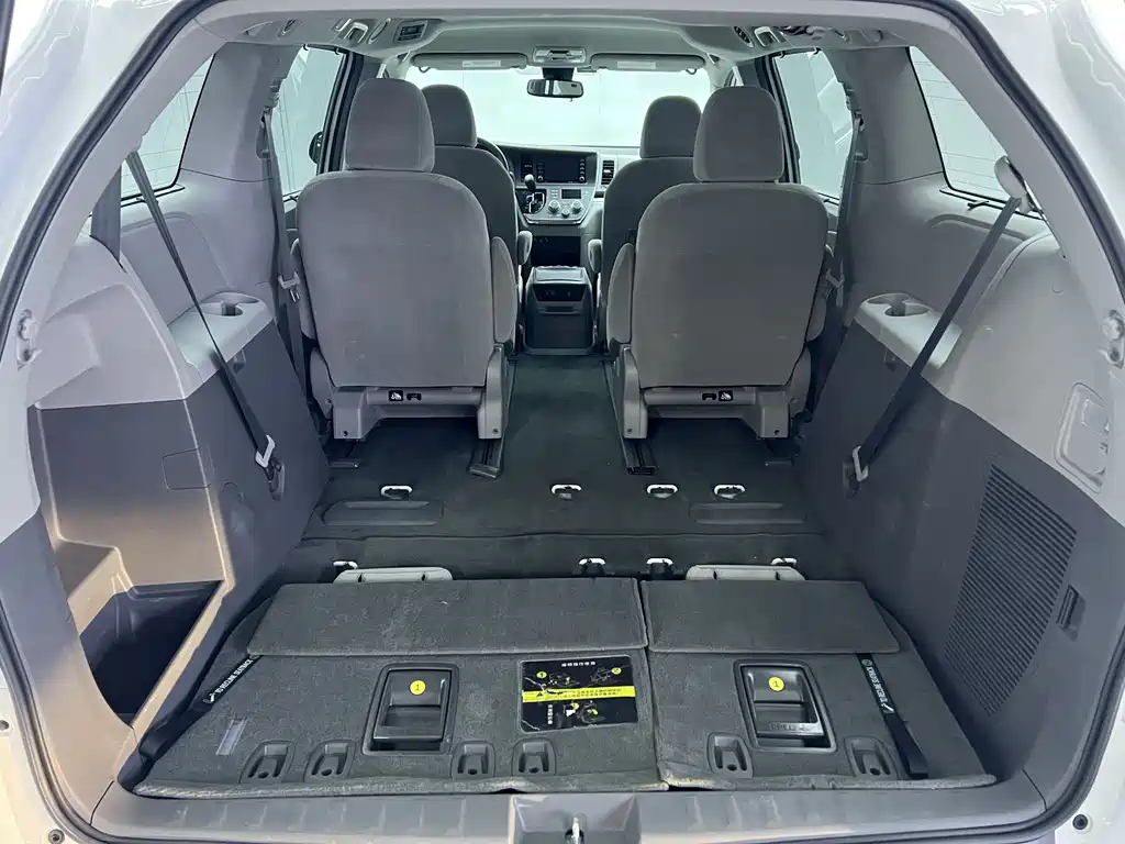 Toyota Sienna 2019 — фото 18