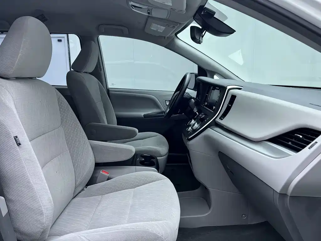 Toyota Sienna 2019 — фото 23