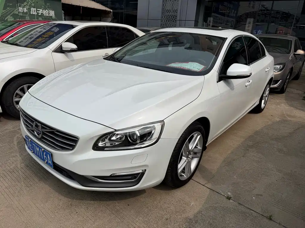 Volvo S60 2015 — фото 1