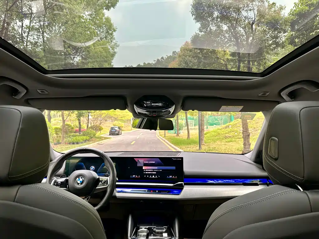 BMW 5 Series 2025 — фото 19