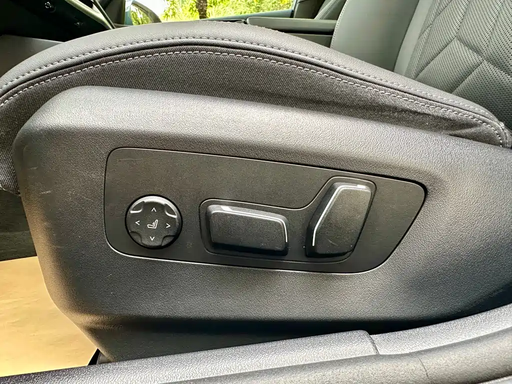 BMW 5 Series 2025 — фото 21