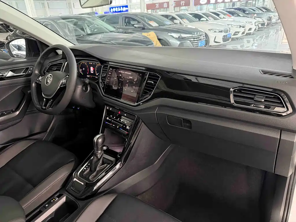 Volkswagen T-Roc 2023 — фото 18