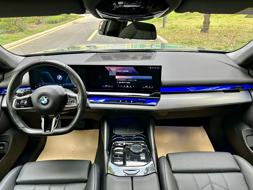 BMW 5 Series 2025 — фото 17