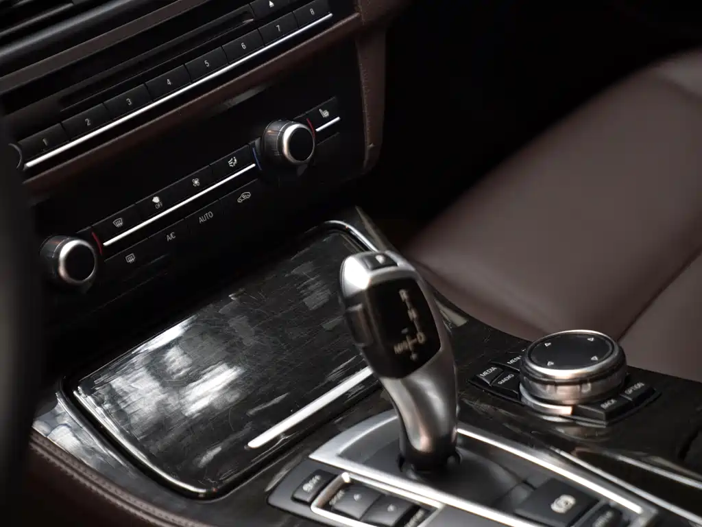 BMW 5 Series 2015 — фото 11
