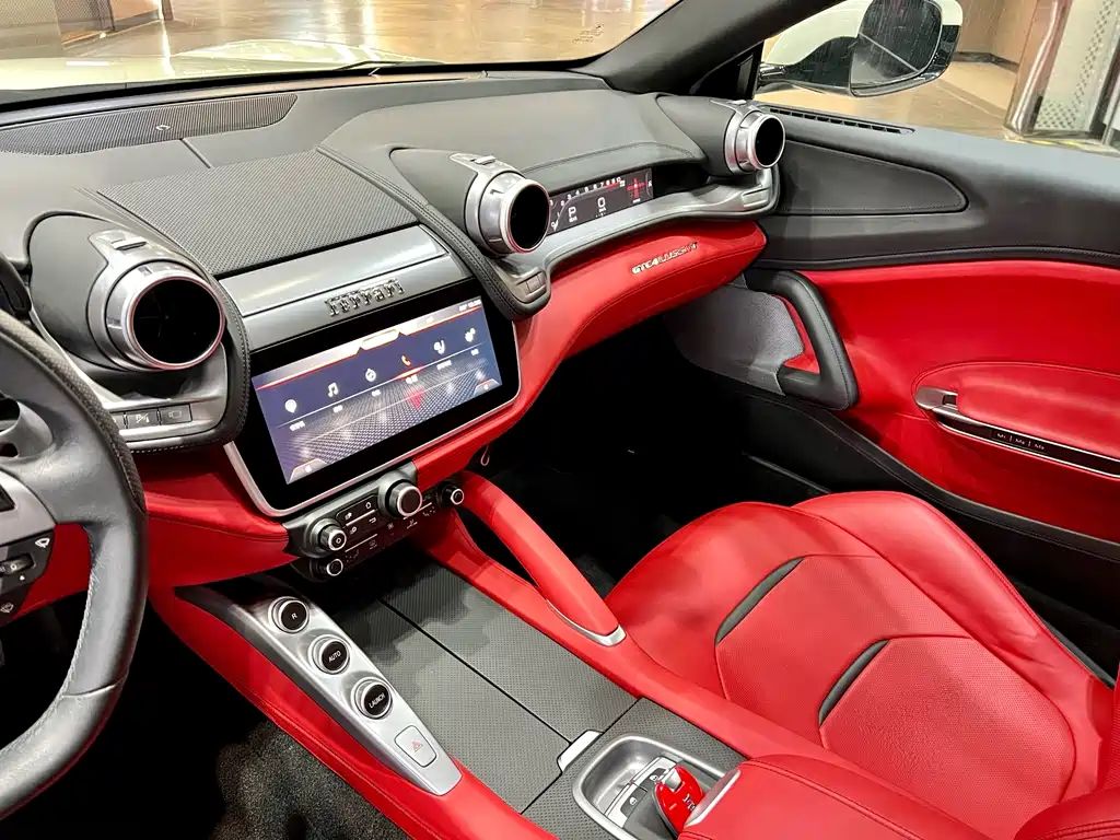 Ferrari GTC4Lusso 2018 — фото 10