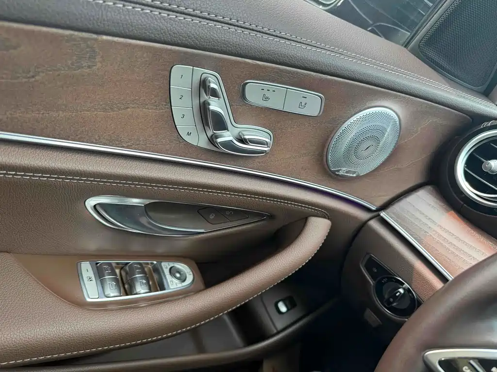 Mercedes-Benz E-Class 2023 — фото 18