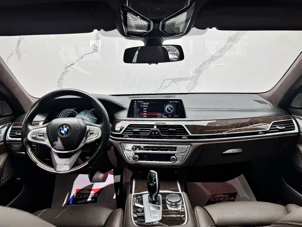 BMW 7 Series 2017 — фото 12