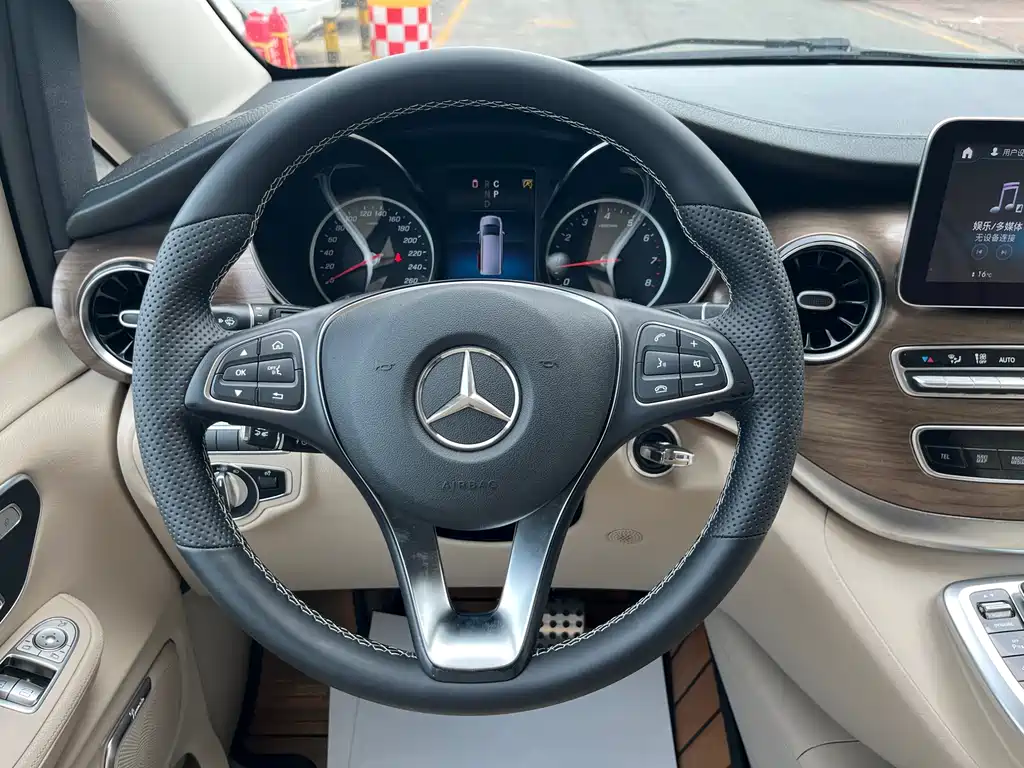 Mercedes-Benz V-Class 2020 — фото 18