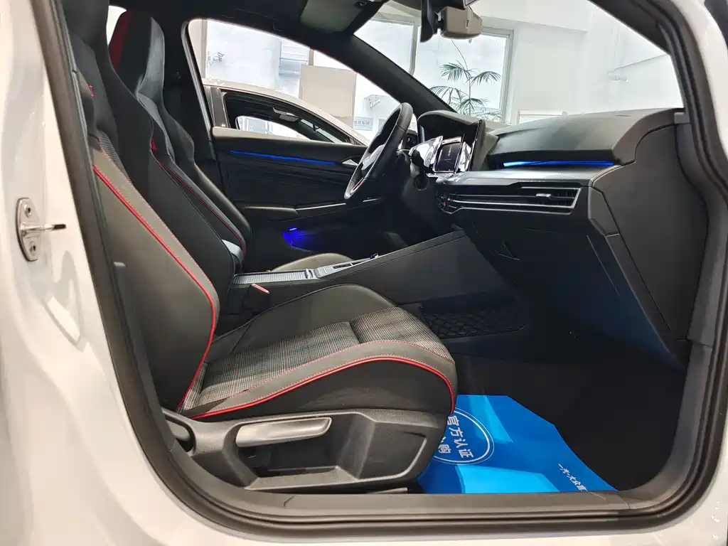 Volkswagen Golf GTI 2025 — фото 8