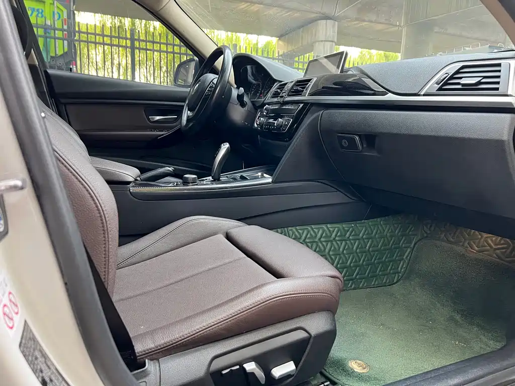BMW 3 Series 2018 — фото 9