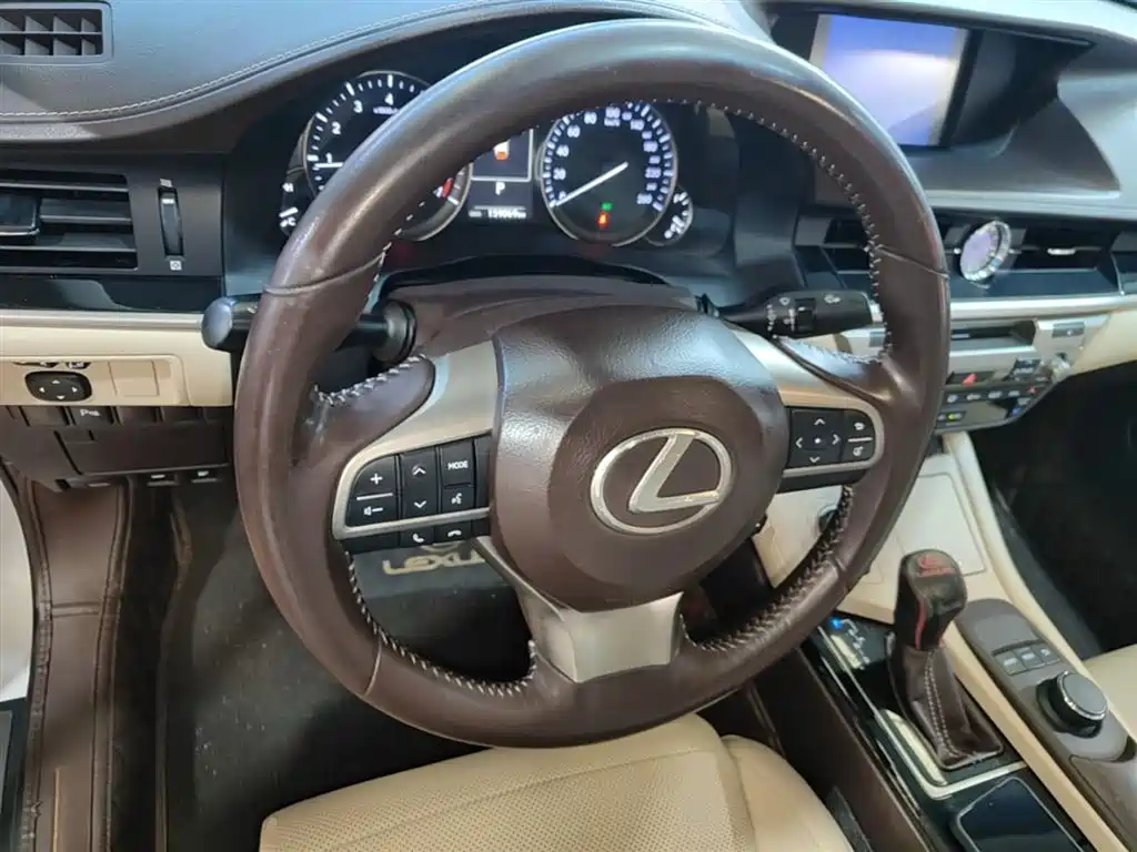 Lexus ES 2015 — фото 11
