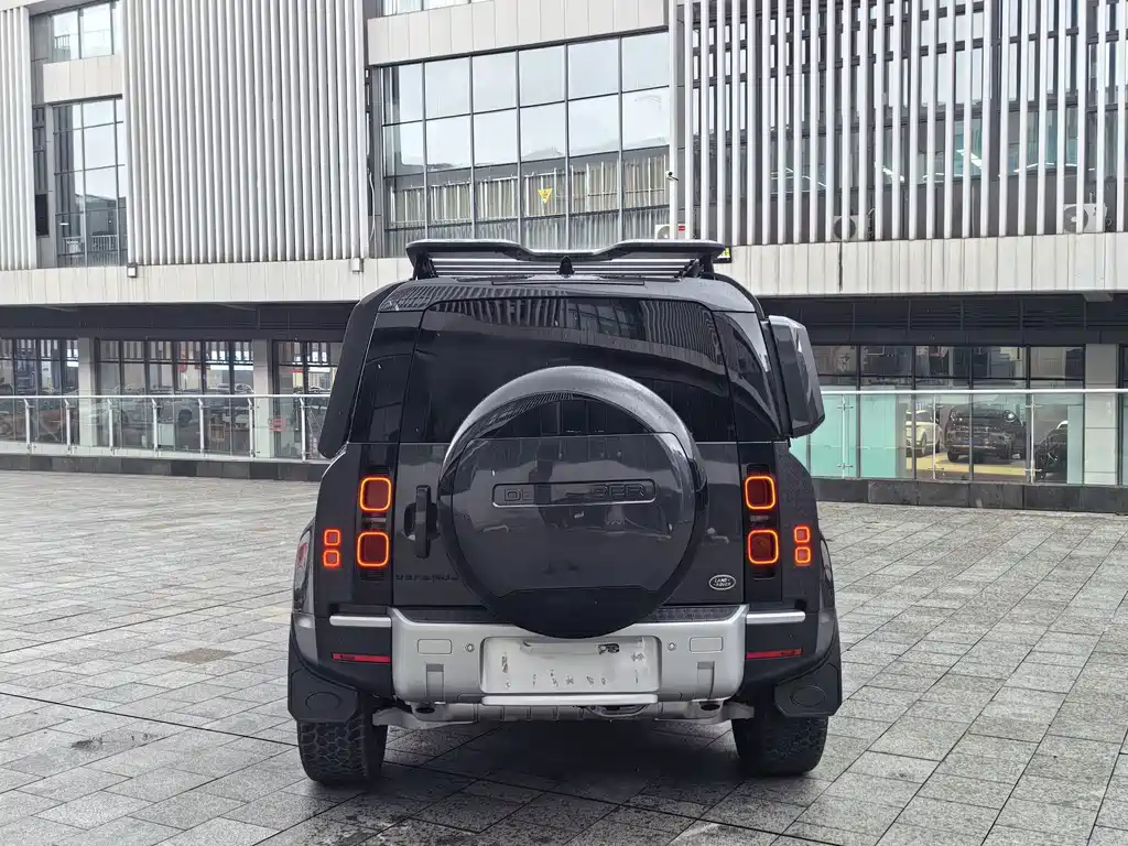 Land Rover Defender 2023 — фото 17