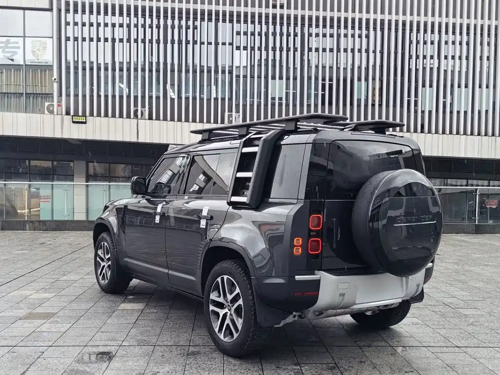 Land Rover Defender 2023 — фото 16