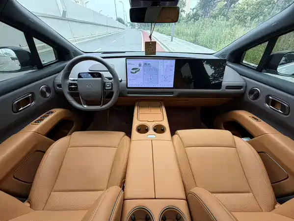Li Auto i8 2025