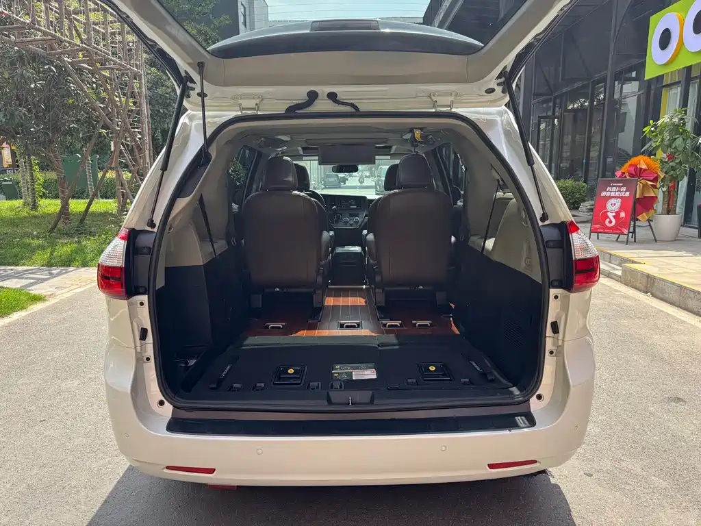Toyota Sienna 2019 — фото 30