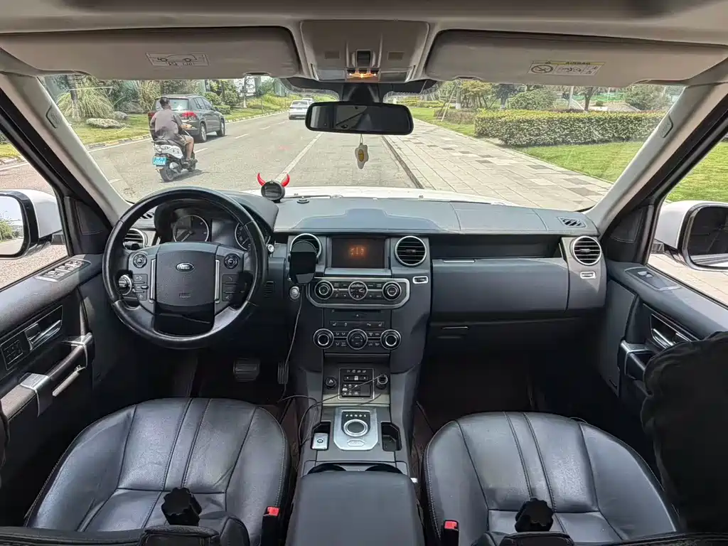 Land Rover Discovery 2014 — фото 11