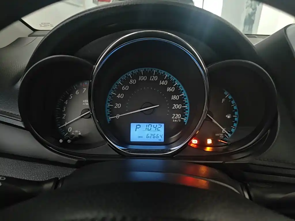 Toyota Yaris L 2017 — фото 12