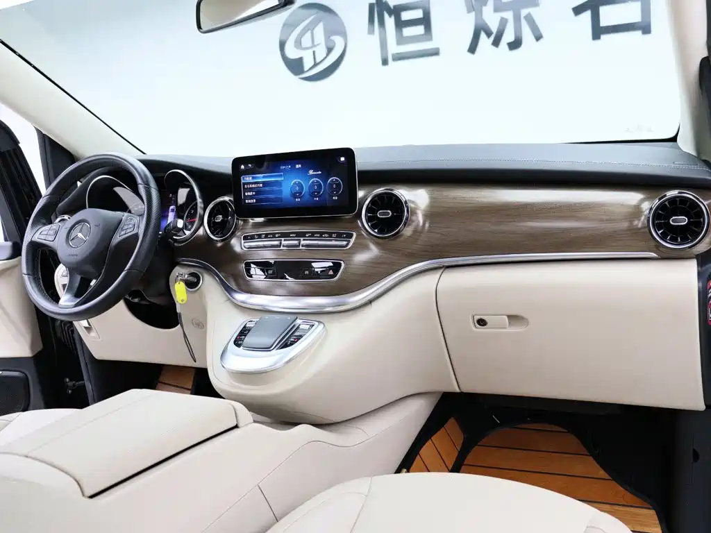 Mercedes-Benz V-Class 2021 — фото 21