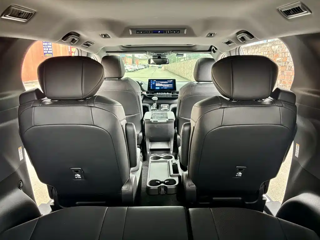 Toyota Sienna 2022 — фото 13
