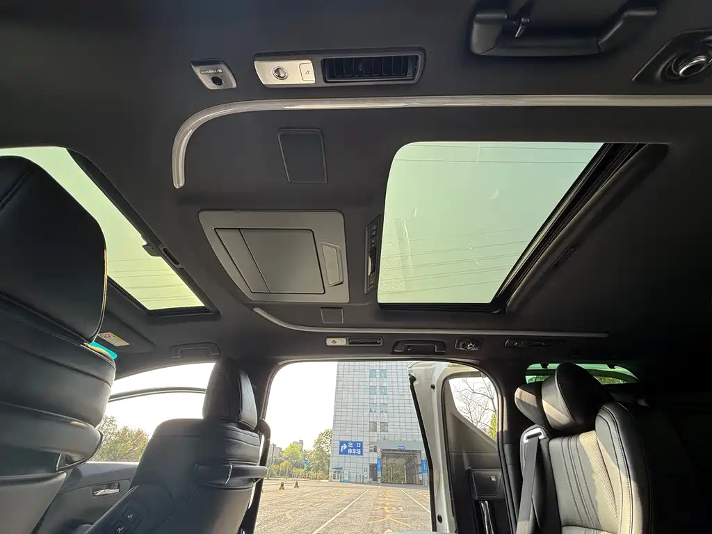 Toyota Alphard 2022 — фото 11