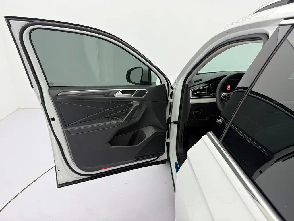 Volkswagen Tiguan L 2023 — фото 23