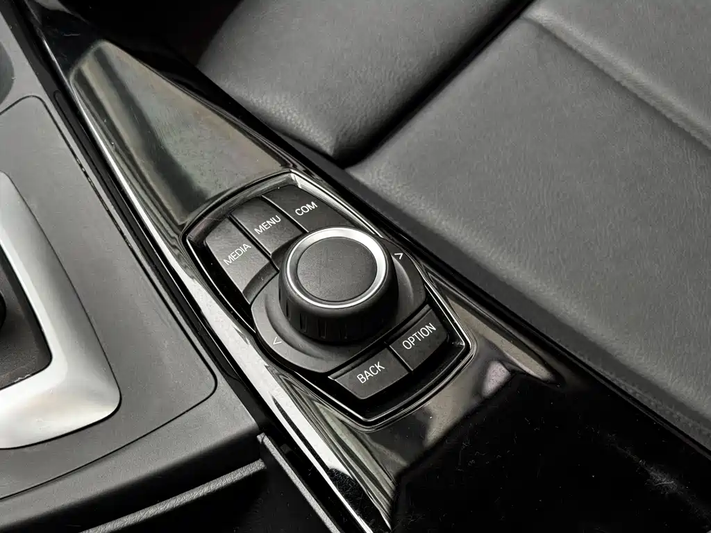 BMW 3 Series 2017 — фото 13
