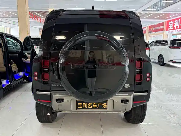 Land Rover Defender 2024