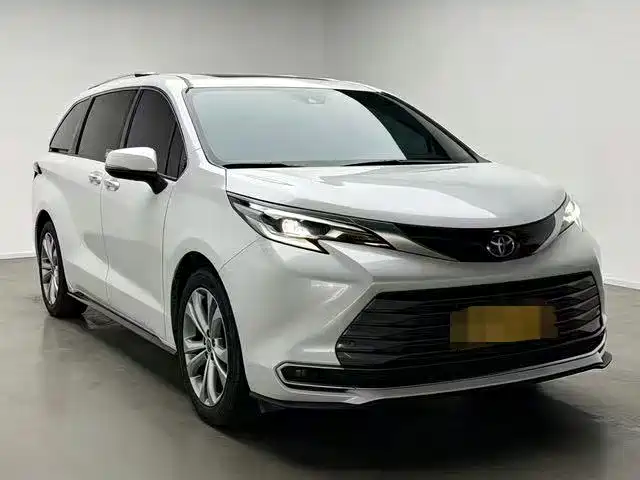 Toyota Sienna 2023 — фото 1