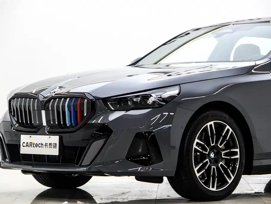 BMW 5 Series 2025 — фото 7