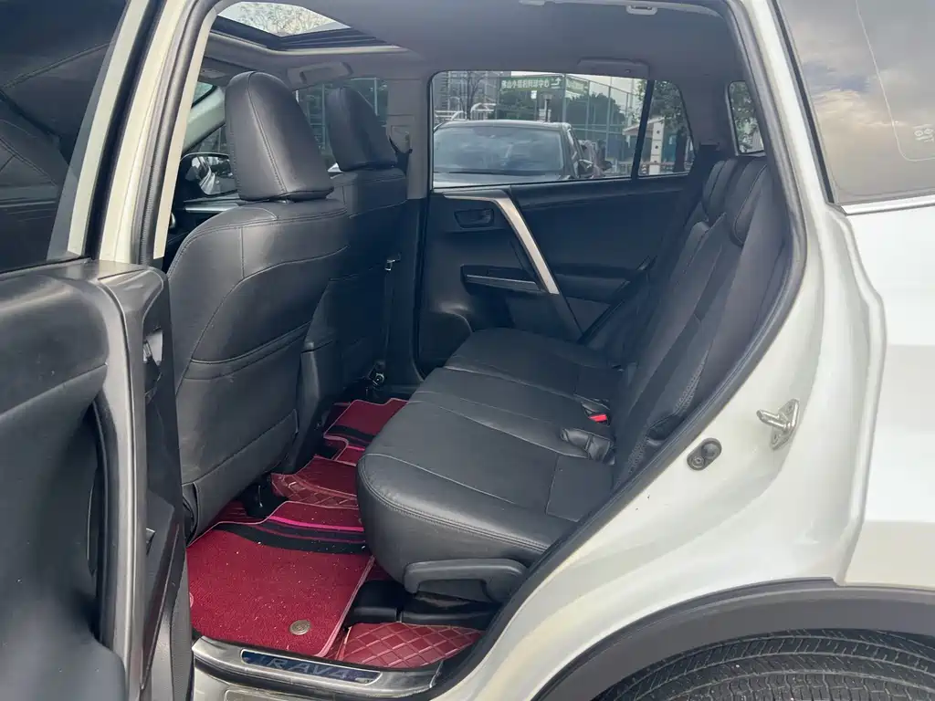 Toyota RAV4 2019 — фото 12