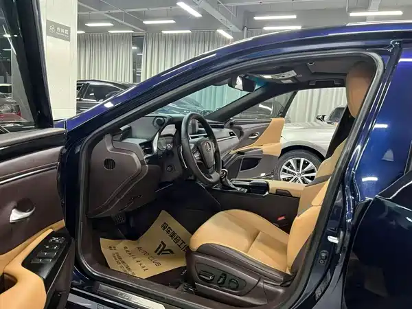 Lexus ES 2021