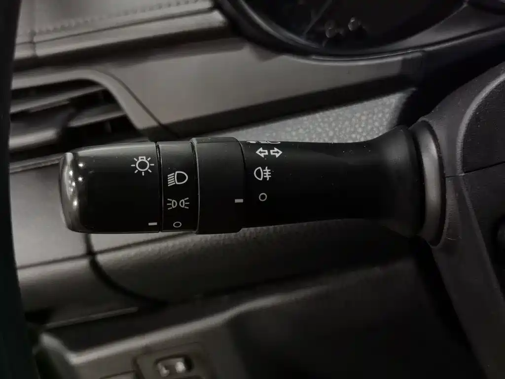 Toyota Yaris L 2017 — фото 21